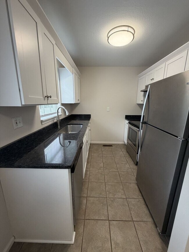 Building Photo - Spacious 2-Bedroom Townhouse with Garage