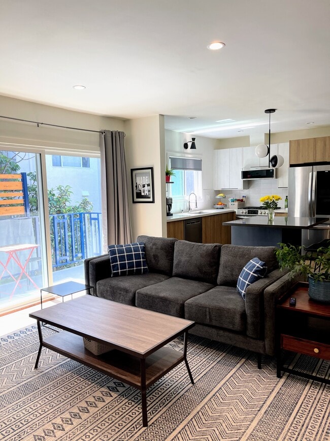 Living space - 1907 Malcolm Ave