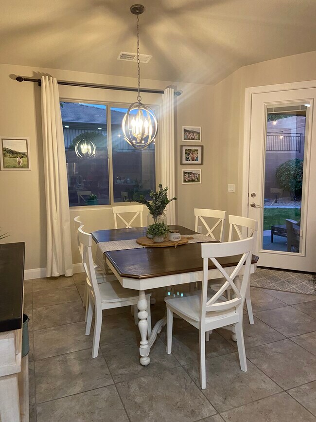 Building Photo - 463 E Ruby Pl