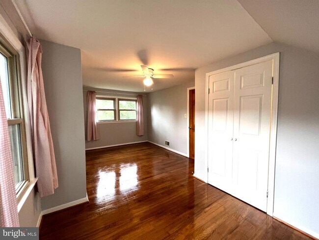 Building Photo - 2220 Primrose Dr