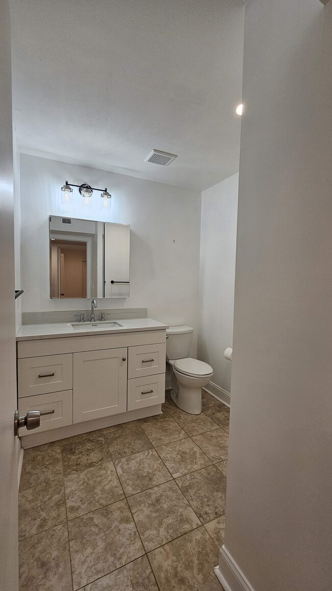 Building Photo - 3107 Colonial Way