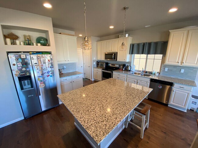 Building Photo - 4 Bed 4 Bathroom Home in Banning Lewis With Fished Basement!!