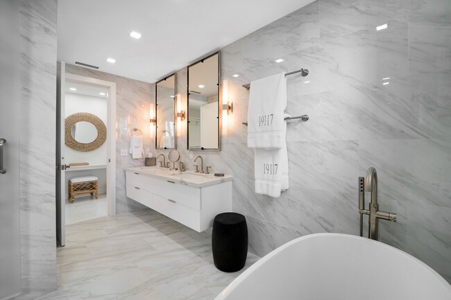 Building Photo - 19117 Fisher Island Dr