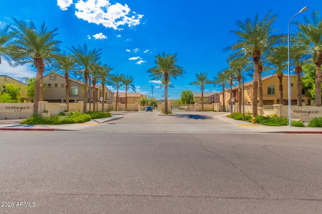 Building Photo - 2402 E 5th St