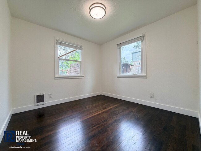 Building Photo - Charming Cottage Retreat with Modern Updates!