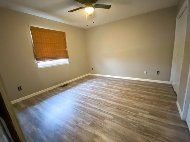 Building Photo - 10802 W Carr Ave