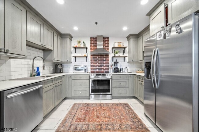 Building Photo - 262 Main St