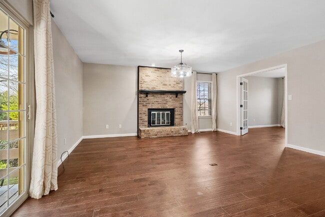 Building Photo - *RESERVED - Contact Us to Submit A Backup App!* Fully Renovated 4BR/2.5BA Gem in Sought-After Ben...