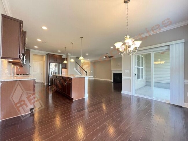 Building Photo - Beautiful 3 Bedroom Townhome with 3rd Floo...