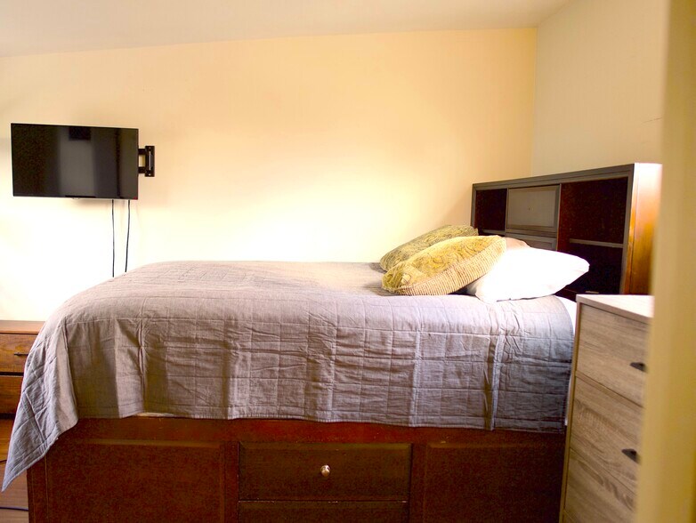 Full Bed with Built-In Storage Drawers - 10207 Oak Ave