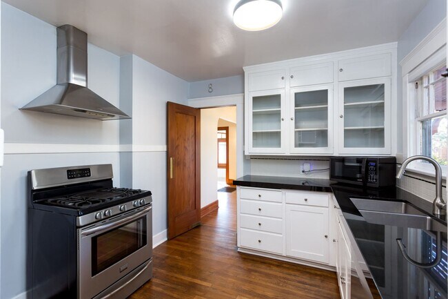 Building Photo - Charming Spanish in Kensington