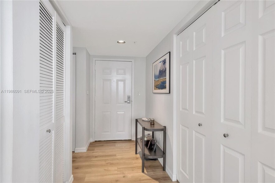 Building Photo - 1155 Brickell Bay Dr