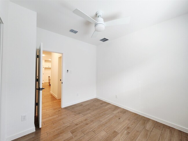 Building Photo - 8430 Bay Rdg Cir