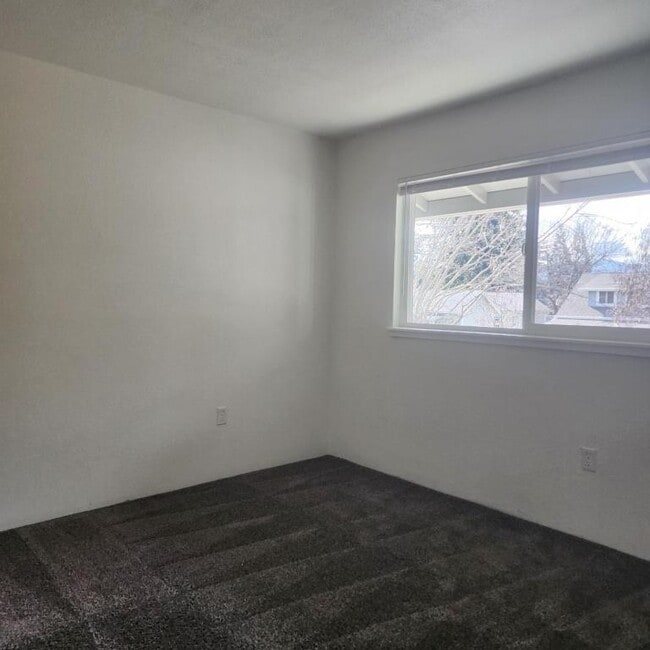 Building Photo - 444 NW D St