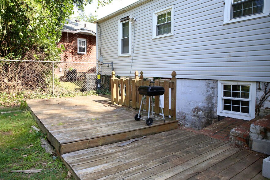 Building Photo - 2214 Walker Ave