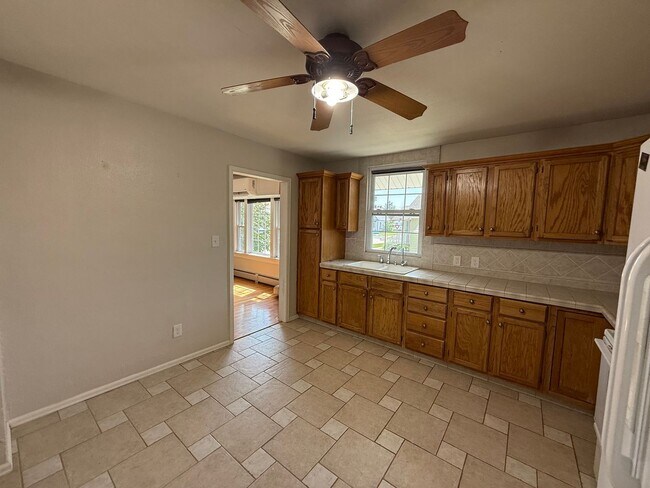 Building Photo - Three bedrooms, one bathroom, pet friendly, one car detached garage!