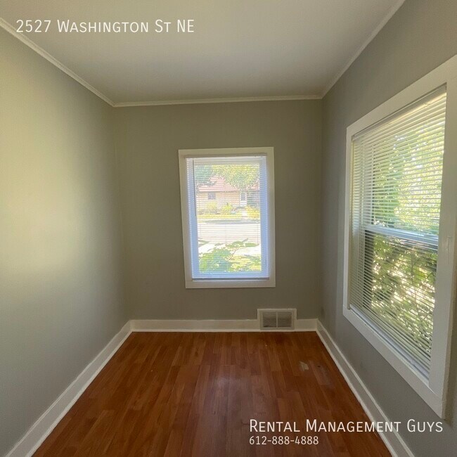 Building Photo - 4 Bedroom Home! Updated Kitchen and Office!