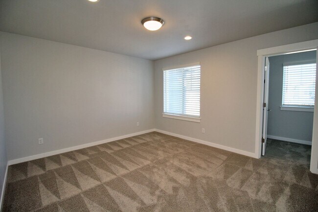 Building Photo - Impeccable 3 Bed/2.5 Bath Townhome located...