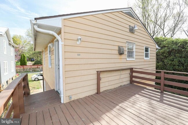 Building Photo - 103 Waelchli Ave