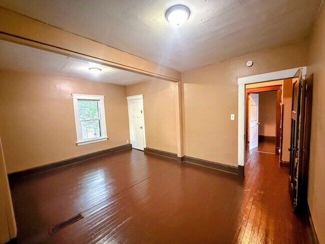 Building Photo - 638 Merton Ave