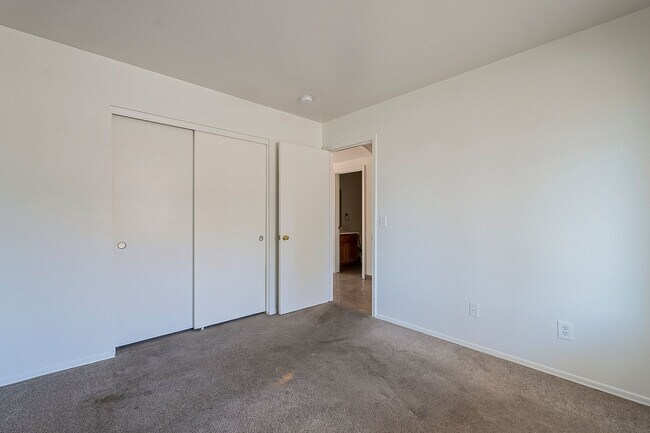 Building Photo - 4 Bedroom home for rent