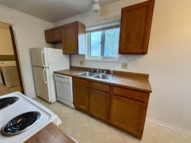 Building Photo - Main level two bedroom, one bathroom close to Greenway!