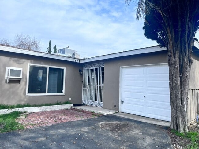 Building Photo - Pet Friendly 4 Bedroom Home