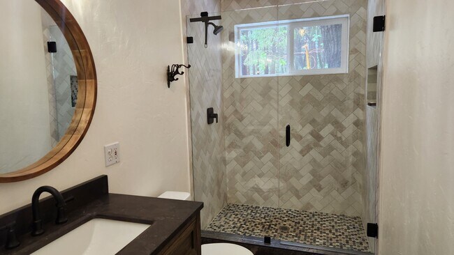 Building Photo - Large Home Close to Town In The Trees