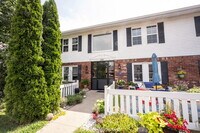 Building Photo - "Charming & Spacious 2-Bedroom Haven in Sh...