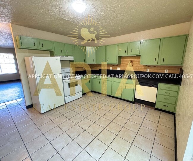 Building Photo - 2 Bed/1.5 Bath Shaded Townhome Close to Ca...