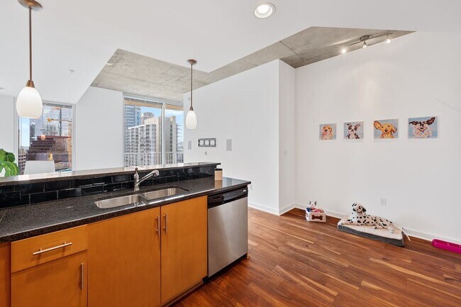 Building Photo - 360 Nueces St