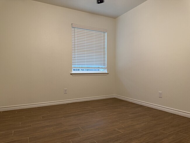 Building Photo - 2303 Debra Cir