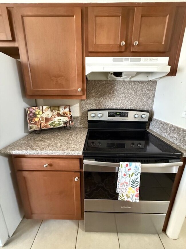 Building Photo - 2 Bed 1 Bath Spacious Apartment