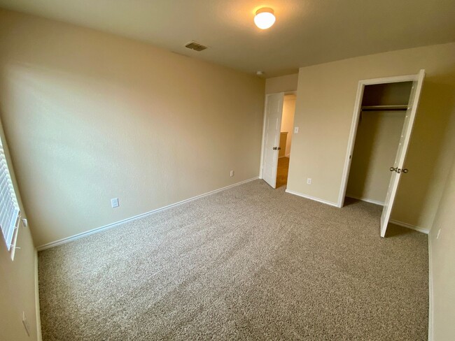 Building Photo - Spacious 4 Bedroom ~ Convenient to JBSA Ra...