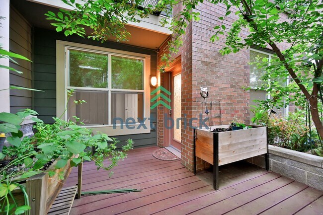 Building Photo - "Charming 1-Bedroom Condo in Redmond: Cozy Living with Modern Comfort at 641 Sq Ft!"