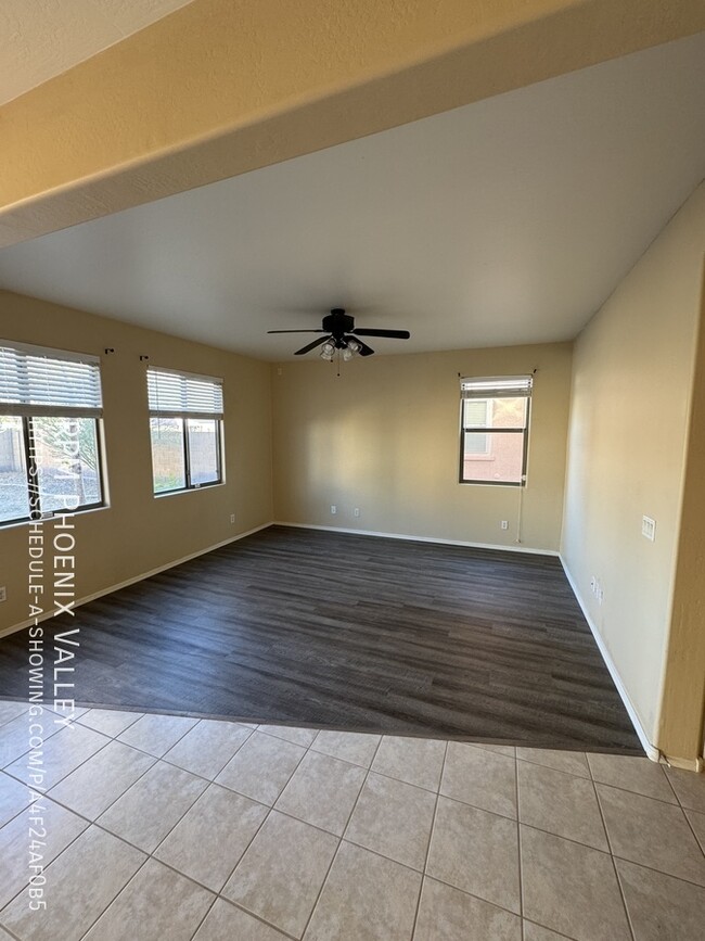 Building Photo - Cozy 4 bed / 2.5 bath with new carpet in p...