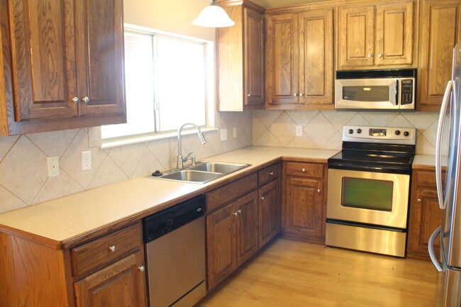 Building Photo - 191 Aster Dr