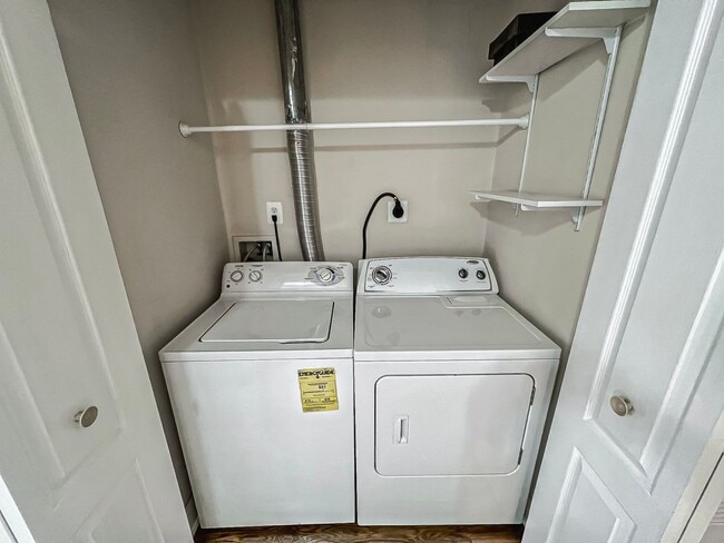 Building Photo - Lovely Tri-Level 3 Bedroom 2 Bathroom And ...