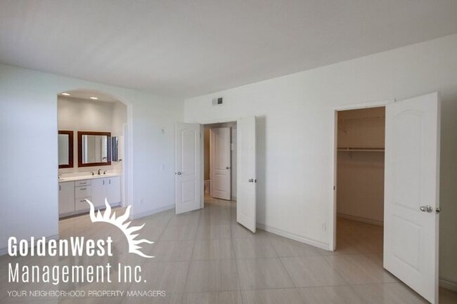 Building Photo - Elegant Dual Master 2Bdm 2.5Ba Townhome in...