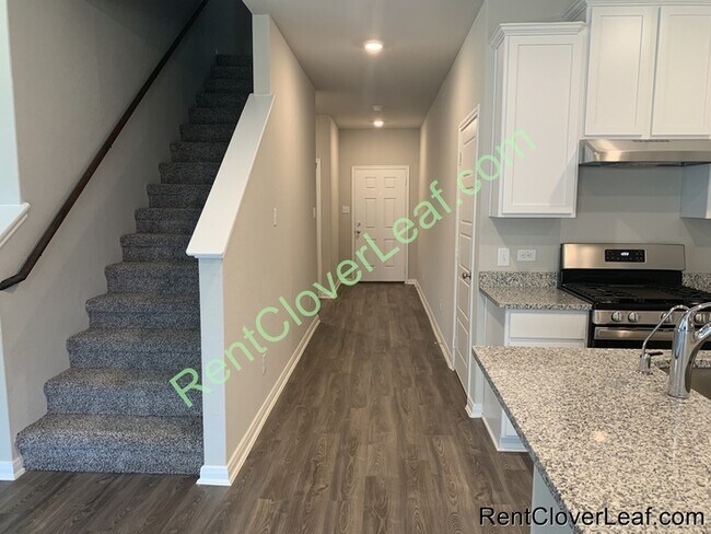Building Photo - Available Now: 5 bed 3 Full bath