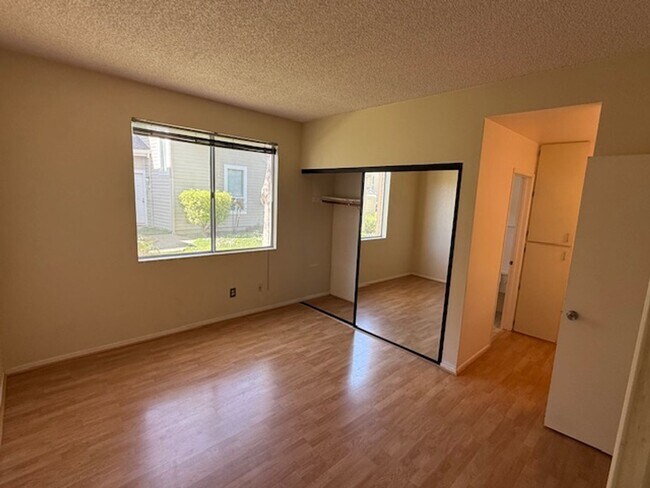 Building Photo - 2-Bedroom, 2-Bathroom Ground Level Condo in Hercules