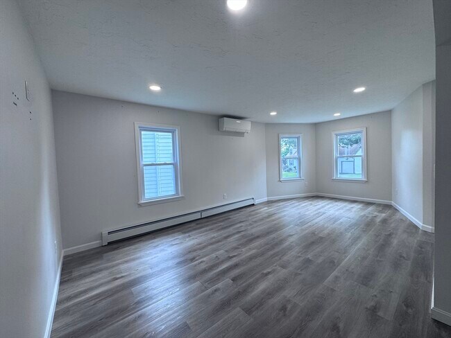 Primary Photo - 18 Emerald Ave