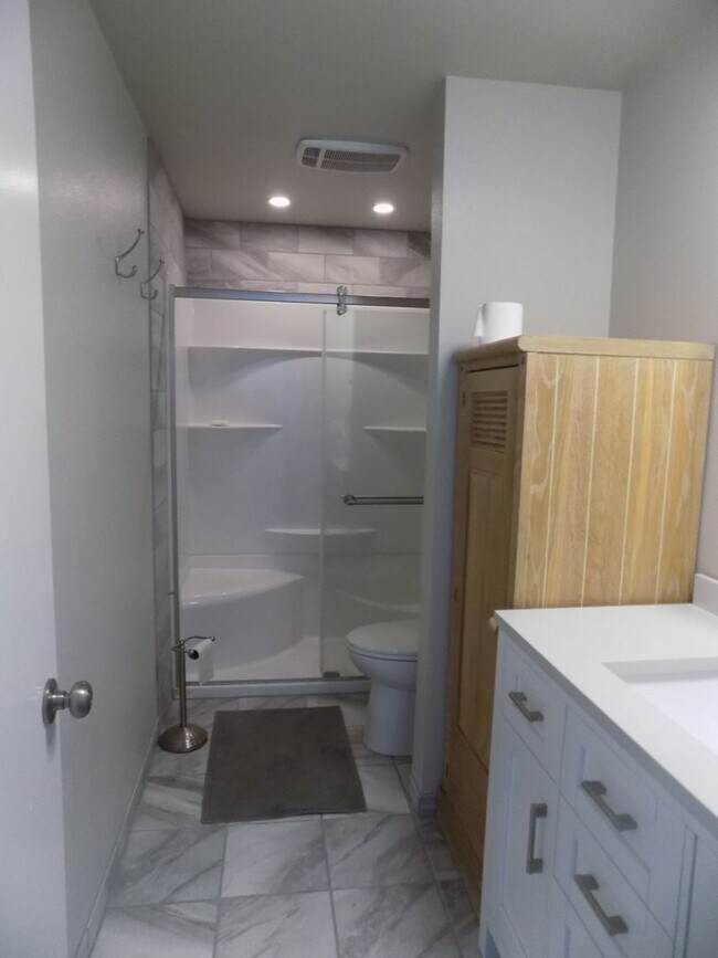 Building Photo - Spacious Three Bedroom, One & half Bathroo...