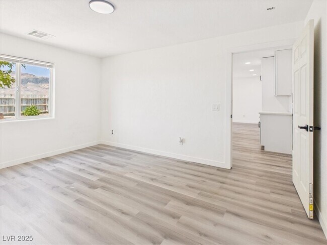 Building Photo - 5610 N Linda St