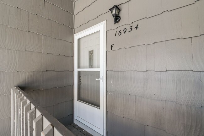 Building Photo - Beautifully remodeled condo in Smokey Hill - Available May 1st!!