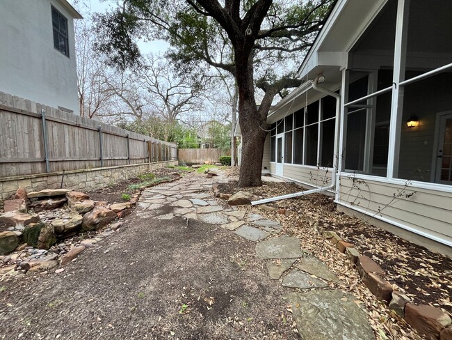 Building Photo - Charming Tarrytown Chateau