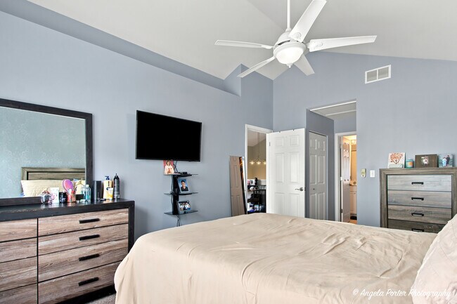 Building Photo - 649 S Parkside Dr