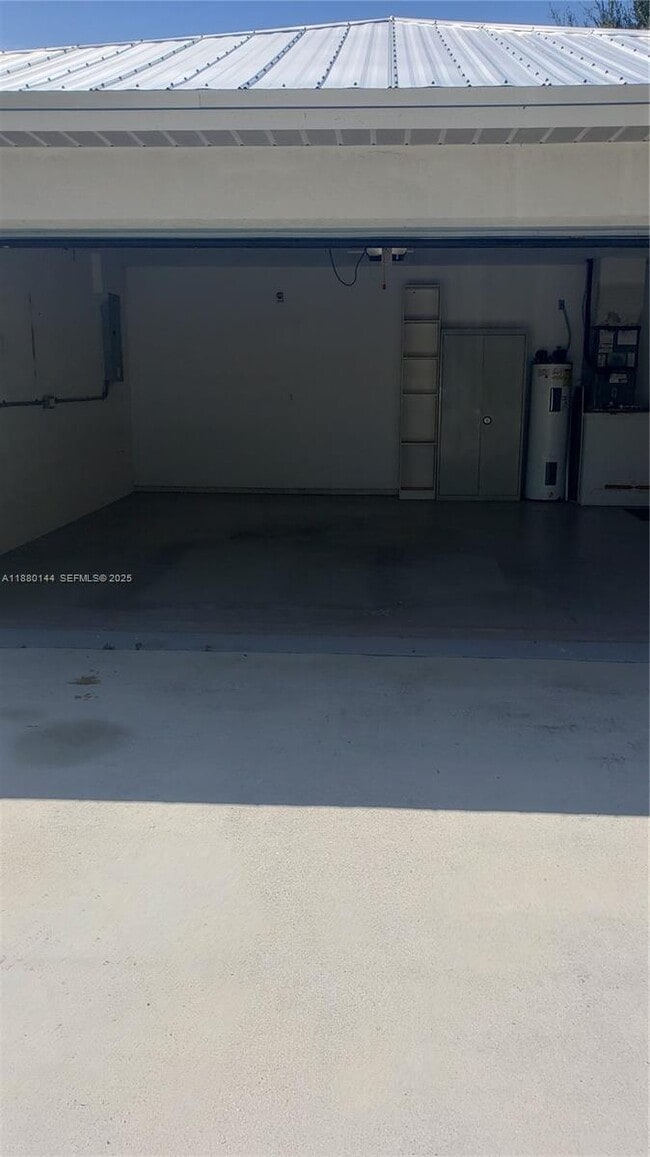 Building Photo - 8330 SE Sweet Bay Ave