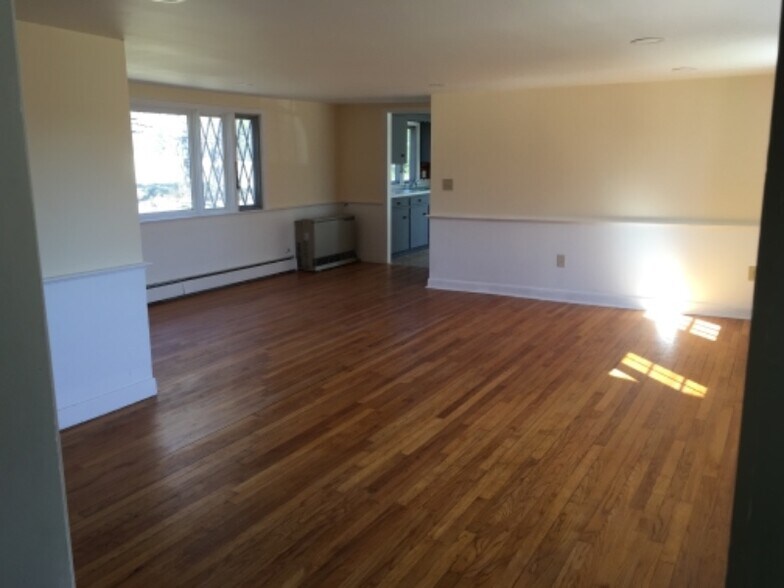 Building Photo - 469 River Rd