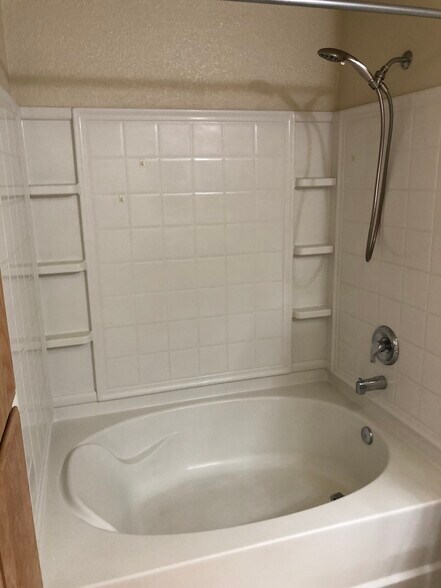 Building Photo - 10001 Woodcreek Oaks Blvd